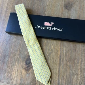 Vineyard Vines Martha’s Vineyard Boys Silk Tie Lacrosse Stick Design Yellow/blue - Picture 1 of 8