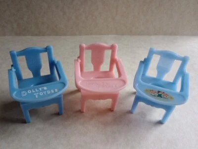 Sillas para ir al baño infantil Renwal de colección para casa de muñecas 2 azules 1 rosa Toydee - muebles para bebé  Foto 1 de 4