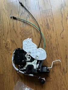 GENUINE Door Lock Actuator FRONT RIGHT PASSENGER for 07-14 Kia Sedona 813204D000 - Picture 1 of 3