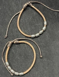 Bali-Stil Leder Wickelarmband verstellbar - 2 Stück - silberfarbene Perlen NEU - Bild 1 von 5