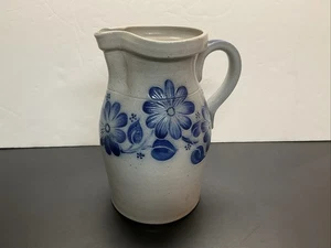 "Jarra de esmalte de sal Eldreth vintage 10,25""h gris con flores incisas azul colbalto" - Imagen 1 de 10