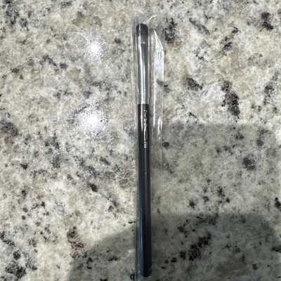 MAC Split Fibre Eyeshadow Brush #233 - Full Size IN SLEEVE - Image 1 of 4