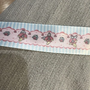 Daisy Kingdom Hunny Bunny 2 Yards Satinband 5/8" breit rosa mit blauen Streifen selten - Bild 1 von 2