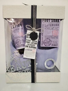 BRANDNEU 3-teilig Spa Fußpflege Geschenkset Lotion, Einweichen & Hausschuhe - French Lavender - Bild 1 von 4