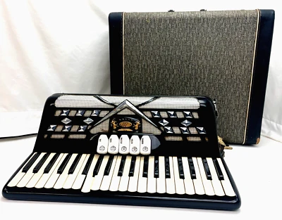IORIO Accordian 5 Star Vintage Instrument Made in Italy With Hard Case - Image 1 of 4