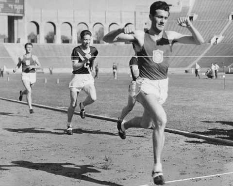 Long-Distance Runner LOUIS ZAMPERINI Glossy 8x10 Photo Unbroken Print Poster USC Cover