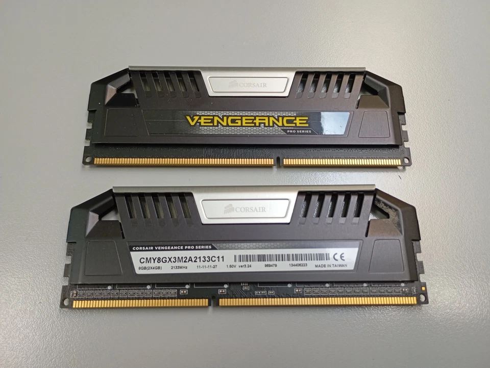 Modulo memoria RAM Corsair Vengeance Pro 8GB (2x4GB) CMY8GX3M2A2133C11 DDR3-2133 - Immagine 1 di 1