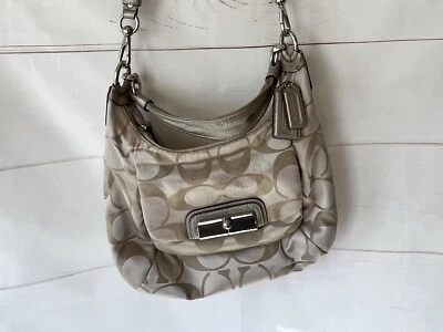 Cartera Coach Bandolera y Asa Mediana Beige y Marrón Material Plateado Herrajes Foto 1 de 4