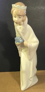 LLADRO Figurine BOY PRINCE With Toy Car B8S - Picture 1 of 9