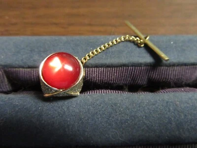 Tie Tac con Piedra Roja, Color Dorado c51 Foto 1 de 2