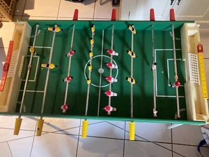 alter Tischkicker Kicker Made in France Tischfußball Kunststoff mit Metallbeinen - Bild 1 von 9