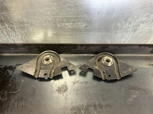 02-05 Ford Thunderbird 3.9 radiator upper mount mounting bracket brace holders - Picture 1 of 3
