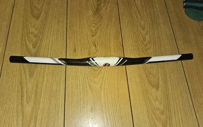 Bontrager XXX Cabon manubrio piatto larghezza 580 mm morsetto barra 31,8 mm - Immagine 1 di 3