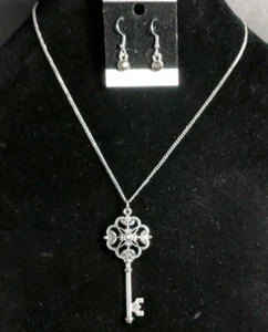 EINZIGARTIGE SILBERFARBENE SKELETT SCHLÜSSEL HALSKETTE UND PASSENDE OHRRINGE SCHÖNES SET - Bild 1 von 11
