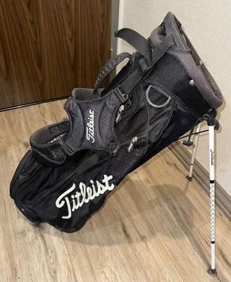 Черная сумка для гольфа Titleist с подставкой для переноски с 6-позиционным разделителем клюшек и несколькими карманами! - Изображение 1 из 4