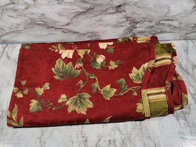 "Cenefa festoneada en capas Waverly Chianti Cabernet Fairfield roja floral 74""" Foto 1 de 3