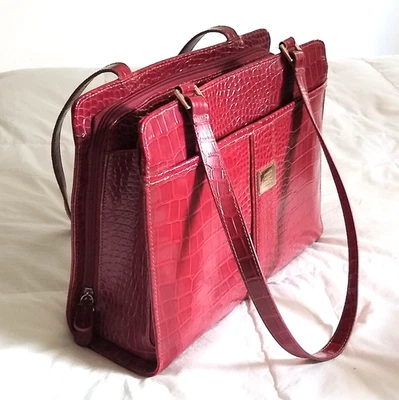 Bolso de mano organizador grande con cremallera completa estampado de cocodrilo rojo LIZ CLAIBORNE Foto 1 de 4