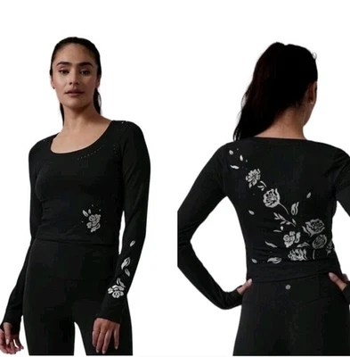 Top corto de entrenamiento negro con ojales Athleta Shanti manga larga detalle floral grande Foto 1 de 4