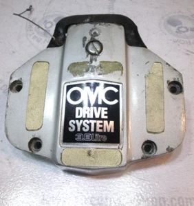 0981099 OMC Stringer 3,8 L unidad de popa unidad superior cubierta de carcasa de escape '78-'85 - Imagen 1 de 3
