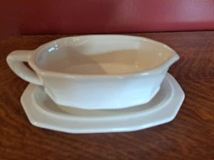 Pfaltzgraff Heritage White Gravy Boat With Underplate - Picture 1 of 1
