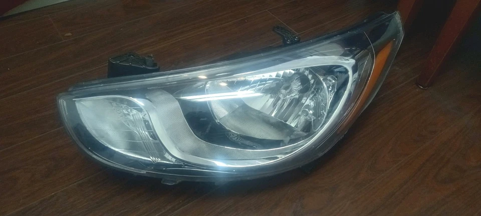 Conjunto de faros laterales halógenos para conductor Hyundai Accent 2012-2014 Foto 1 de 3