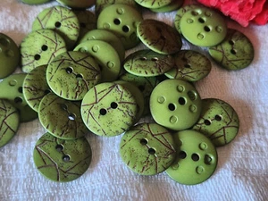 Lot 24 petits boutons vert motif violet 1,5 cm trous ref 5648 - Picture 1 of 2