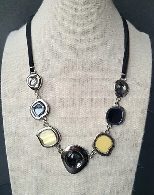 Collar Modernista Lia Sophia Cabujón Madre Perla Esmalte Gamuza Cordón 16-20" Foto 1 de 4