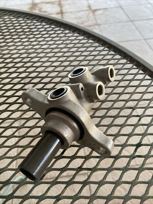 2010 Ford Fusion Sel Master Cylinder From Ford Dealership  - Image 1 of 4