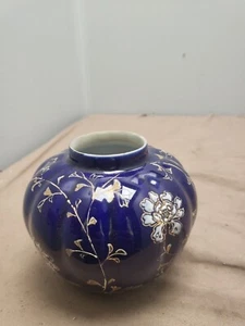 VINTAGE COBALT BLUE HAND PAINTED SMALL FLOWER VASE UNMARKED NIPPON WHITE FLOWERS - Picture 1 of 13