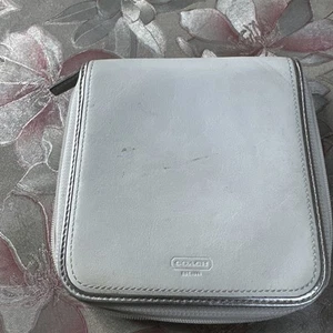 Coach white Leather CD & DVD Holder, Fits 12, Zip Around Case - Picture 1 of 3