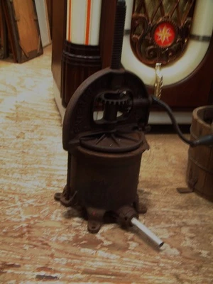 Antigua prensa de vino de frutas de hierro fundido Enterprise embutidora, boquilla de plato de prensa Foto 1 de 4