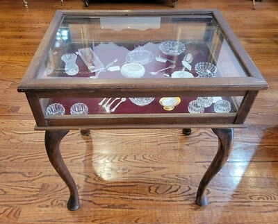 Antigua vitrina/vitrina de nogal 24" t x 23" w x 18" d patas Queen Ann Foto 1 de 3