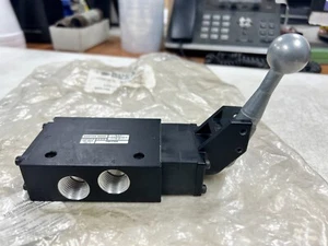 👀NEW BOSTON GEAR 1/2" 4-WAY 3 POSITION DIRECTIONAL CONTROL VALVE EK81FA00KC0KL3 - Picture 1 of 8