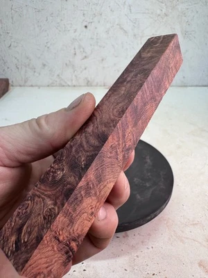 Pluma hondureña de palo de rosa burl en blanco | HRB 130 Foto 1 de 4