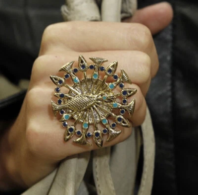 HOUSE OF HARLOW 1960 NICOLE RICHIE ESMALTE DORADO PAVO REAL ANILLO 6 7 Foto 1 de 4