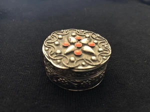 Boite à pilules ancienne en métal argenté ciselé décor de perles - Picture 1 of 4