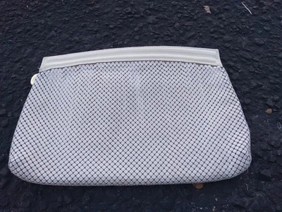 Bolsa Vintage Whiting & Davis LEIA 1960s Corrente Branca Couro Metal - Imagem 1 de 4