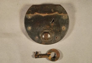 CERRADURA JAPONESA ANTIGUA HIERRO TANSU CON LLAVE DE TRABAJO - Imagen 1 de 3