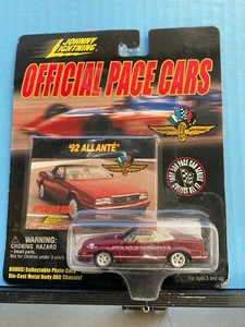 1/64 JOHNNY LIGHTNING INDY 500 PACE CAR 1992 CADILLAC ALLANTE CABRIO ROT - Bild 1 von 2