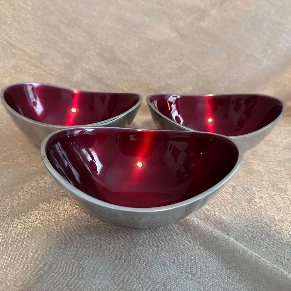 Juego de cuencos de aluminio interiores metálicos rojos en forma de huevo curvos vintage de mediados de siglo Foto 1 de 4