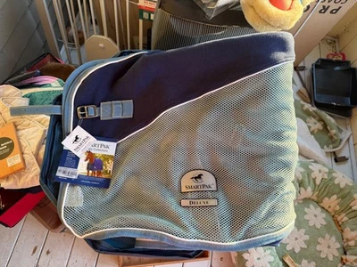 Refrigerador Smartpak Deluxe Airflow azul marinho com malha de névoa oceânica e acabamento/tubulação branca - Imagem 1 de 4