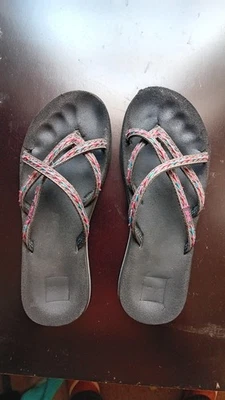 Женские поношенные сандалии-шлепанцы Teva размер 9 черные многоцветные с ремешками б/у - Изображение 1 из 4