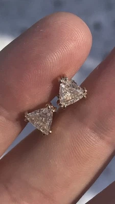 Aretes de diamantes de talla trillón natural de oro de 14 k de 1,43 quilates Foto 1 de 3