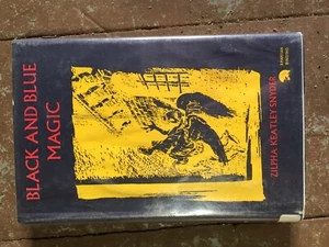 Black and Blue Magic by Zilpha Keatley Snyder 1967 5th print ex-library - Picture 1 of 4