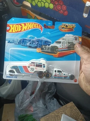 Camiones de oruga Hot Wheels Volkswagen BUGCATION, blanco Foto 1 de 4
