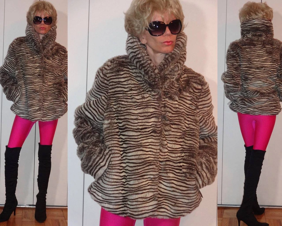 (US$350) CHAQUETA DE PIEL SINTÉTICA ESTAMPADO ANIMAL CEBRA ETIQUETA PLATEADA A.B.S L Foto 1 de 1