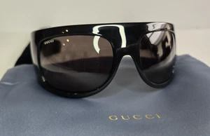 Gafas de sol unisex Gucci negras/grises envolventes con lentes GG1633S nuevas estuche de terciopelo y limpieza - Imagen 1 de 18