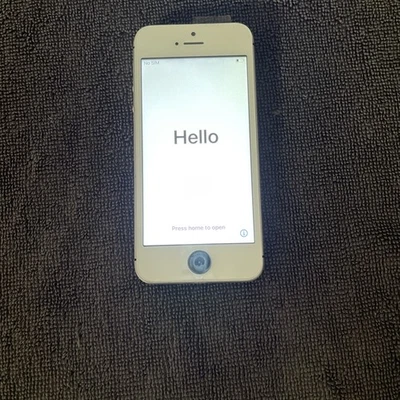 Apple iPhone SE Unlocked First Generation - Image 1 of 2