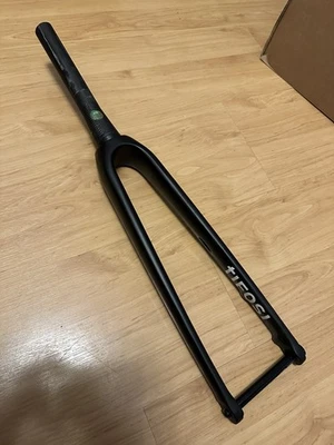 Дорожный велосипед вилка 700c углерода Tifosi SR5 1 1/8 дюйма дисковый тормоз жесткий сужающийся w/ось - Изображение 1 из 4