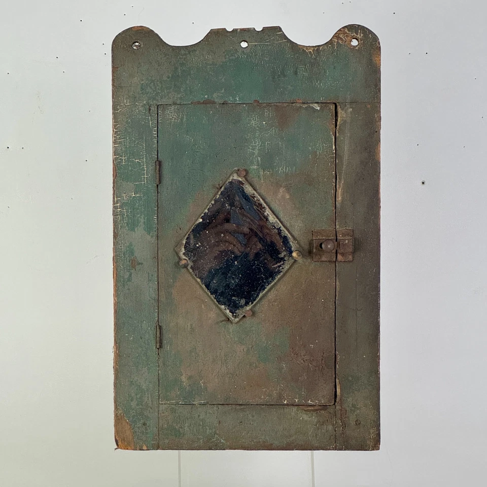 Antiguo armario ornamentado de madera del siglo XIX con cerradura de puerta y espejo de época Foto 1 de 4